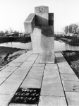 842758 Afbeelding van het zojuist onthulde betonnen kunstwerk ‘Hier liep de grens’ van Puck Sluijs aan de Europabaan te ...
